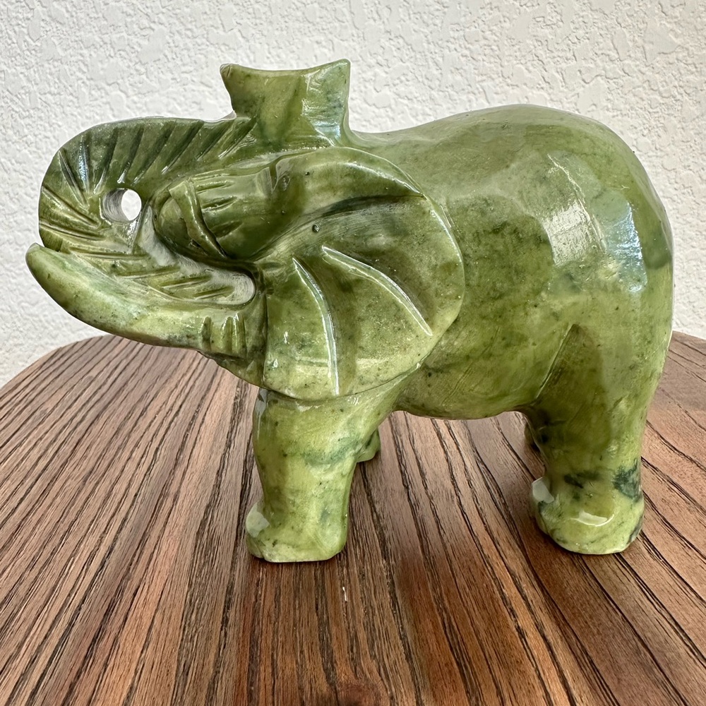 Green jade elephant - Picture 3 of 8